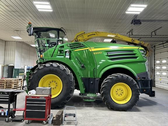 Image of John Deere 8200i equipment image 1