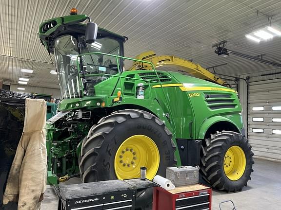 Image of John Deere 8200i equipment image 2