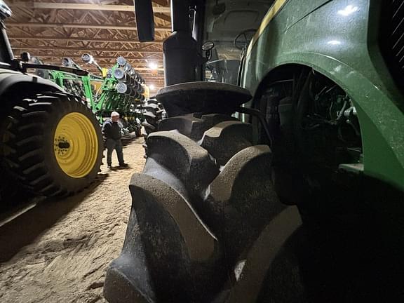 Image of John Deere 8245R equipment image 4