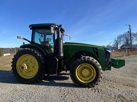 Image of John Deere 8270R equipment image 1