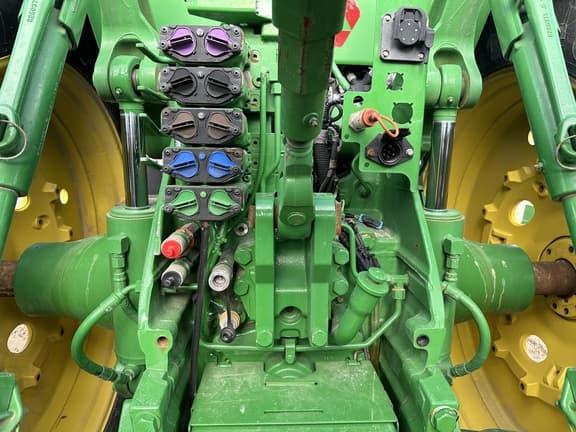 Image of John Deere 8320R equipment image 4