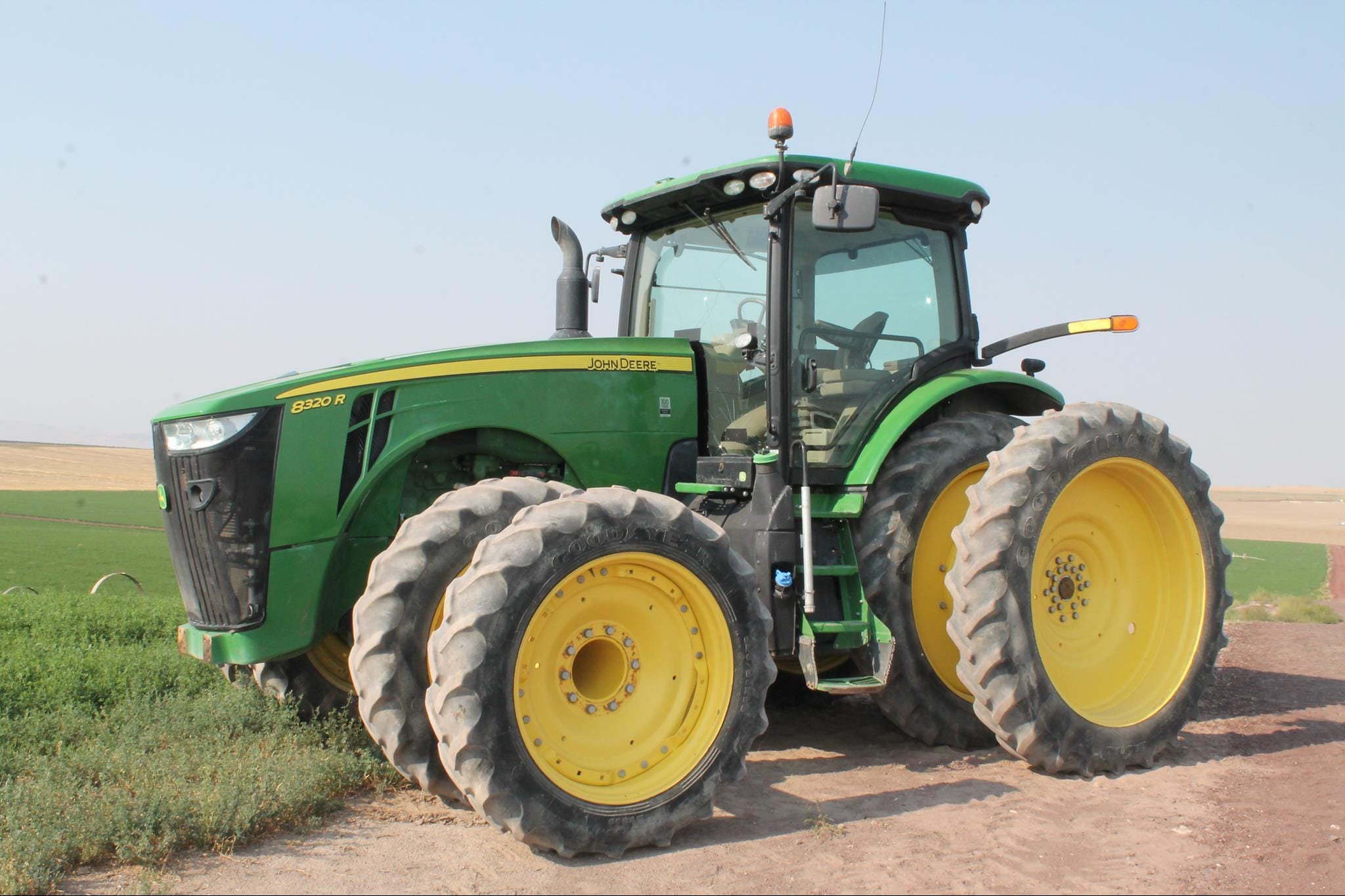 Main image John Deere 8320R