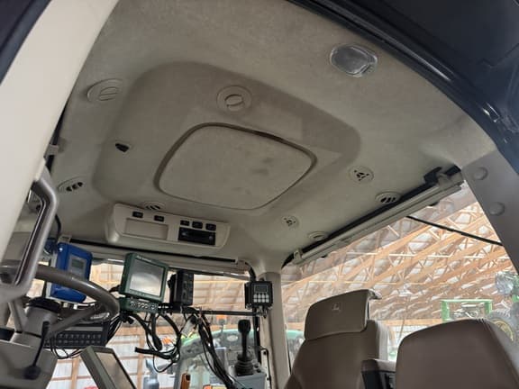 Image of John Deere 8320R equipment image 4