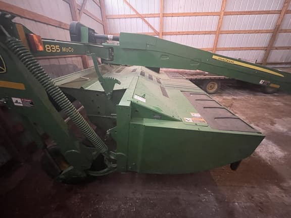 Image of John Deere 835 equipment image 3