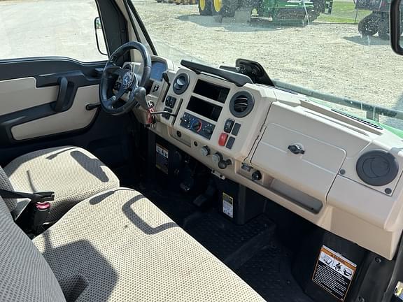 Image of John Deere XUV 835R equipment image 4