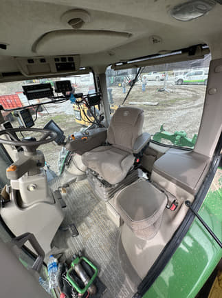 Image of John Deere 8370R equipment image 4