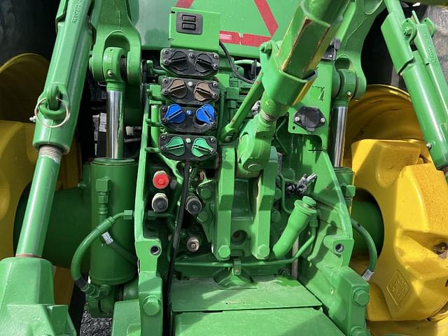 Image of John Deere 8370R equipment image 1