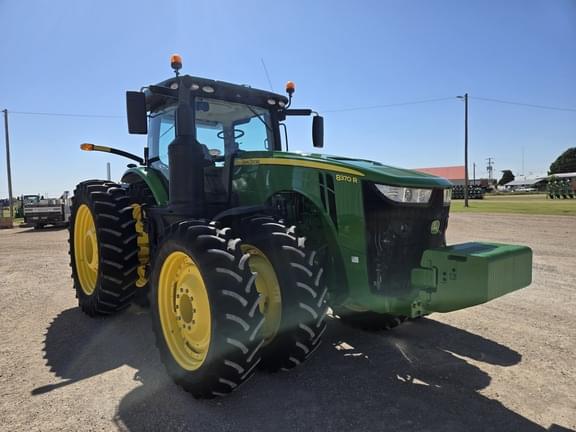 Image of John Deere 8370R equipment image 4