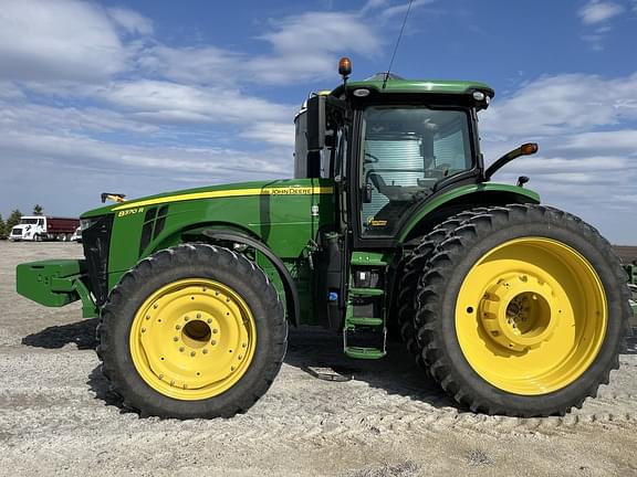 Image of John Deere 8370R equipment image 1