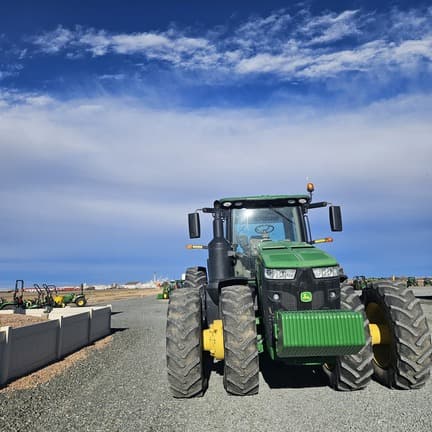 Image of John Deere 8370R equipment image 4