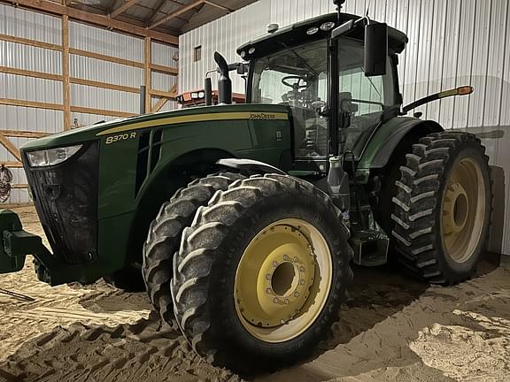 Image of John Deere 8370R equipment image 1