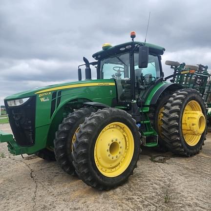 Image of John Deere 8370R equipment image 1