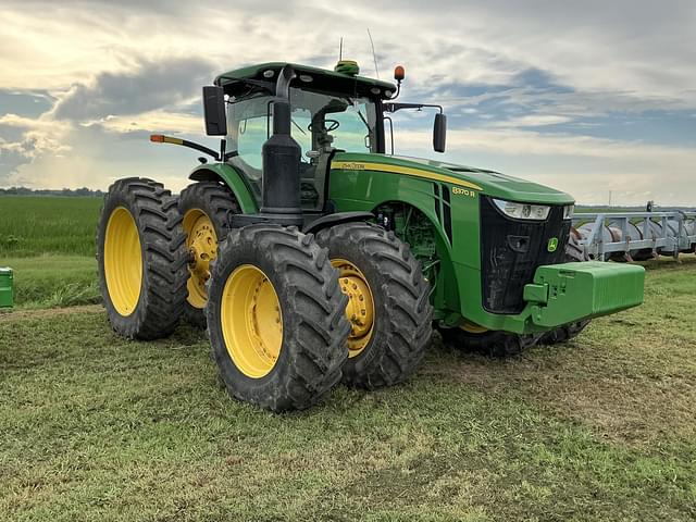 Image of John Deere 8370R equipment image 1