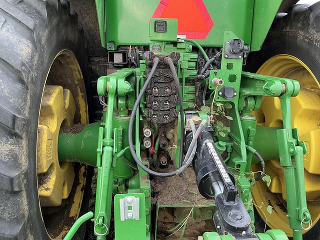 Image of John Deere 8370R equipment image 4