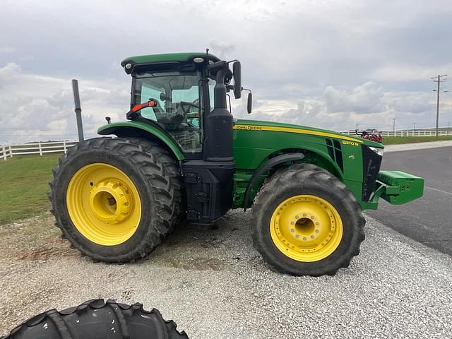 Image of John Deere 8370R equipment image 1