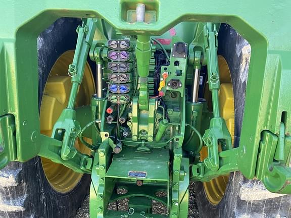 Image of John Deere 8370R equipment image 4