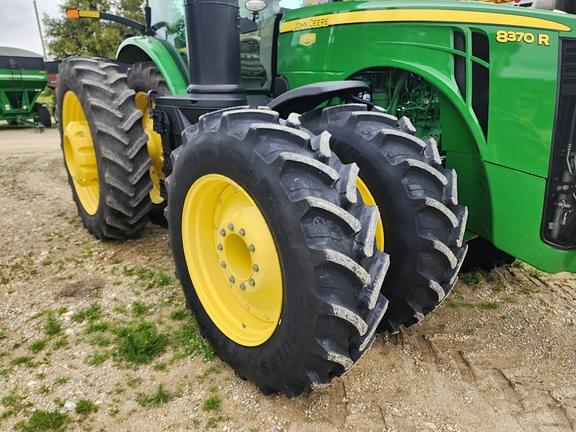 Image of John Deere 8370R equipment image 4