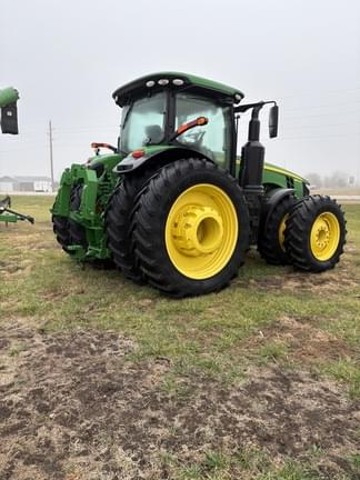 Image of John Deere 8370R equipment image 4