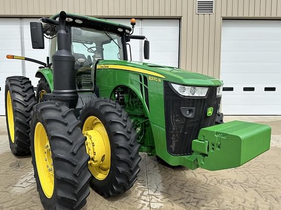 Image of John Deere 8370R equipment image 2