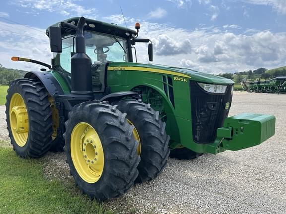 Image of John Deere 8370R equipment image 3