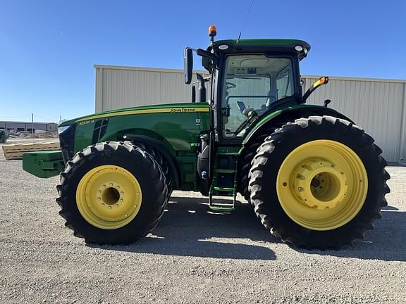 Image of John Deere 8370R equipment image 1