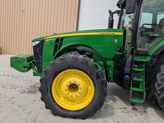 Image of John Deere 8370R equipment image 3
