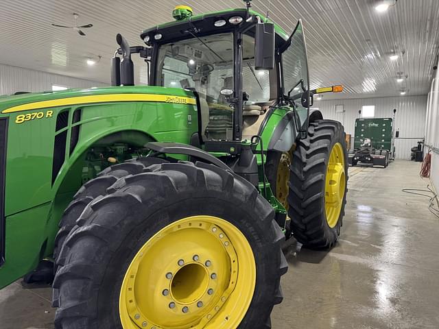 Image of John Deere 8370R equipment image 4