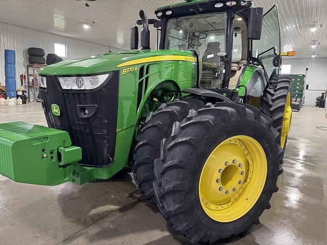 Image of John Deere 8370R equipment image 3