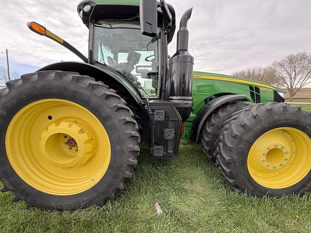Image of John Deere 8370R equipment image 2