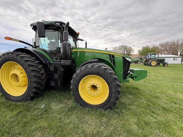 Image of John Deere 8370R equipment image 1