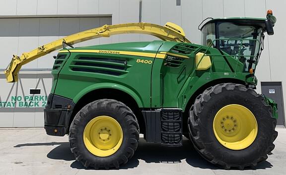 Image of John Deere 8400 equipment image 1