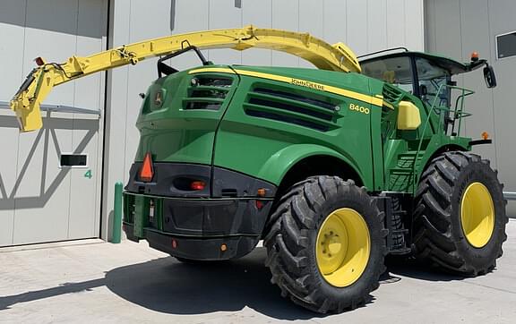 Image of John Deere 8400 equipment image 2