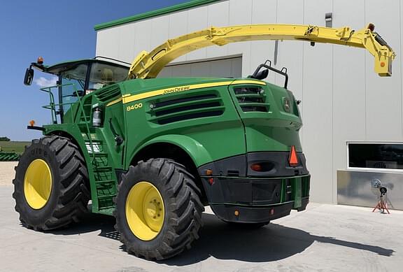 Image of John Deere 8400 equipment image 4