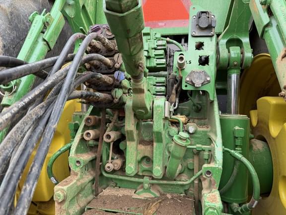 Image of John Deere 8400R equipment image 4