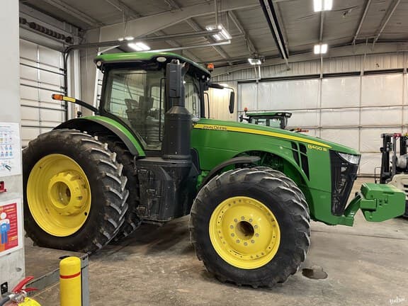 Image of John Deere 8400R equipment image 3