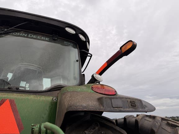 Image of John Deere 8400R equipment image 1