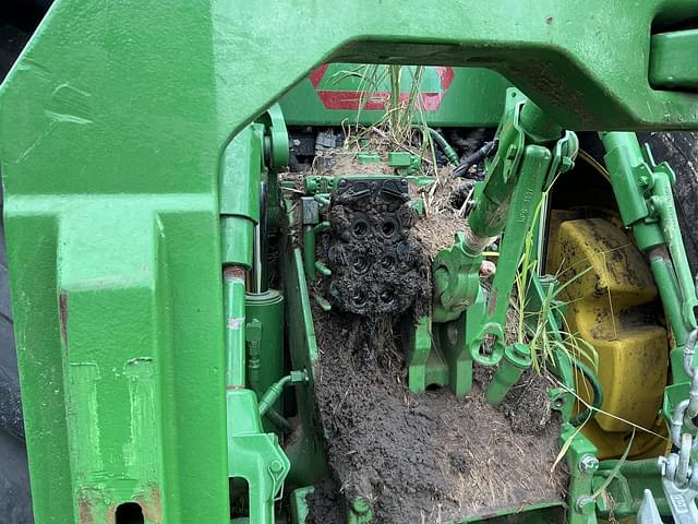 Image of John Deere 8400R equipment image 4