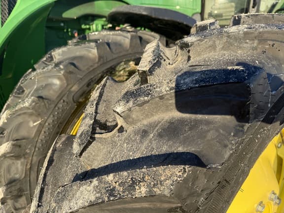 Image of John Deere 8400R equipment image 4