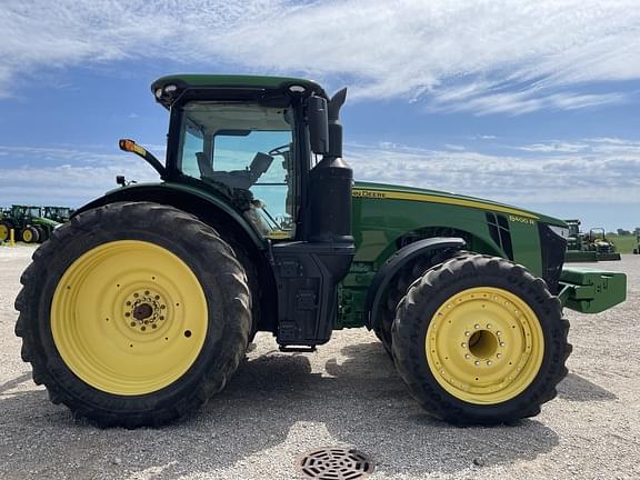 Image of John Deere 8400R equipment image 3