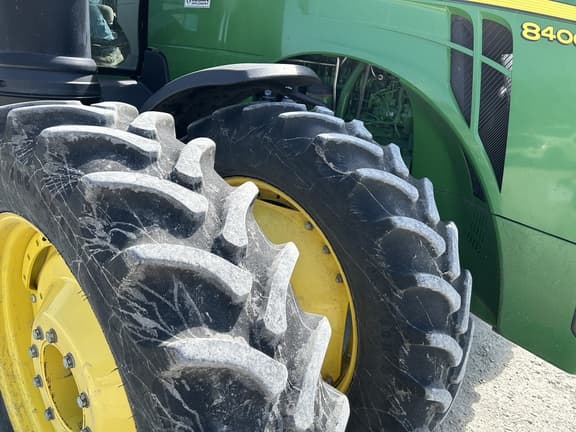 Image of John Deere 8400R equipment image 1