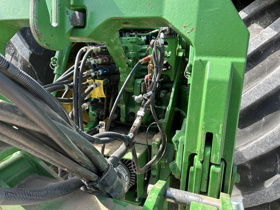 Image of John Deere 8400R equipment image 4