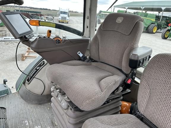 Image of John Deere 8400R equipment image 4