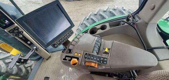 Image of John Deere 8400R equipment image 2