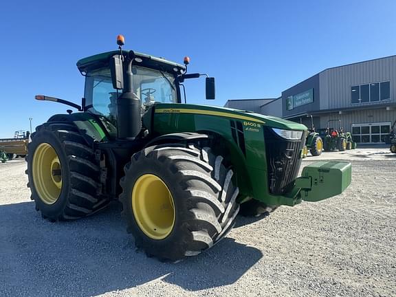 Image of John Deere 8400R equipment image 1