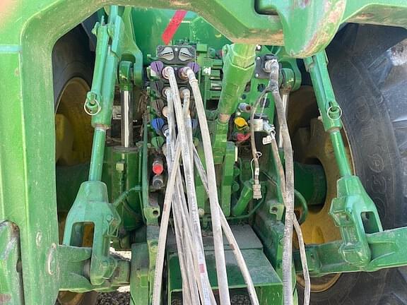 Image of John Deere 8400R equipment image 2