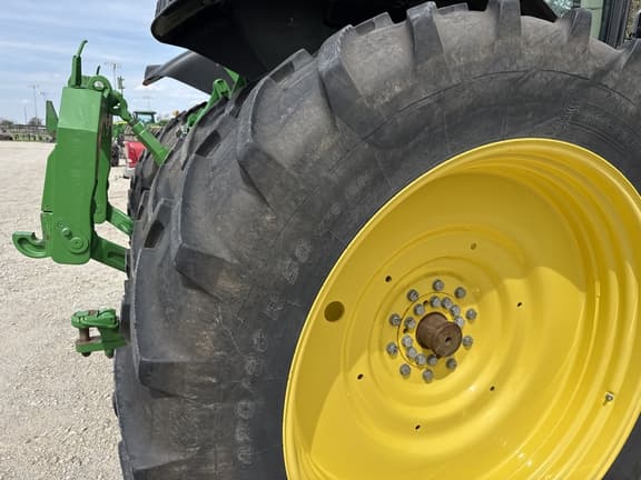 Image of John Deere 8400R equipment image 2