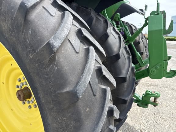 Image of John Deere 8400R equipment image 4