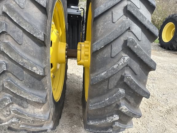 Image of John Deere 8400R equipment image 1