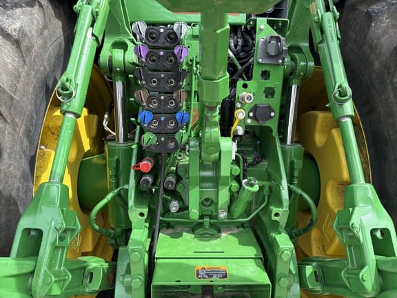 Image of John Deere 8400R equipment image 3