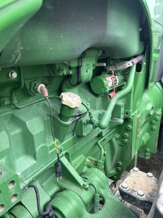 Image of John Deere 8400R equipment image 4